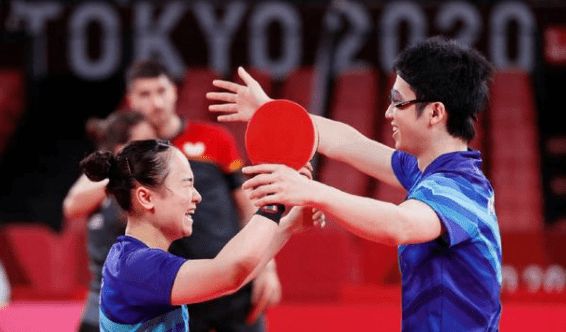 裁判的哨声 裁判的哨声